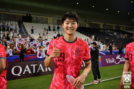 22일 카타르 도하 자심 빈 하마드 스타디움 열린 2024 AFC U-23 아시안컵 조별리그 B조 3차전 한국과 일본의 경기. 1-0으로 승리한 한국의 김민우가 기뻐하고 있다.   [대한축구협회 제공]